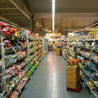 Une allée de supermarché vue dans sa longueur, les rayons de part et d'autre
