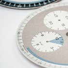 Gros plan d'un cadran de chronographe, ses compteurs et son aiguille bleue