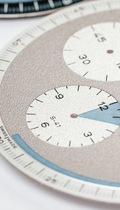 Gros plan d'un cadran de chronographe, ses compteurs et son aiguille bleue